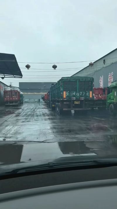 20多年有机肥厂家，下雨天也不耽误装车发货，用有机肥料选大厂家 做到了售前有服务，售后有保障。感谢每一位新老客户的支持与信任😃