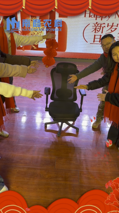 🎇 元旦快乐，温暖相伴 🎇时光匆匆，感恩 2025 年每一份支持与陪伴！从猪场到工厂，南商农科的成长，离不开每一位合作伙伴与家人的信赖！2026 年，我们将继续以贴心服务和硬核设备，陪您一路前行，养殖